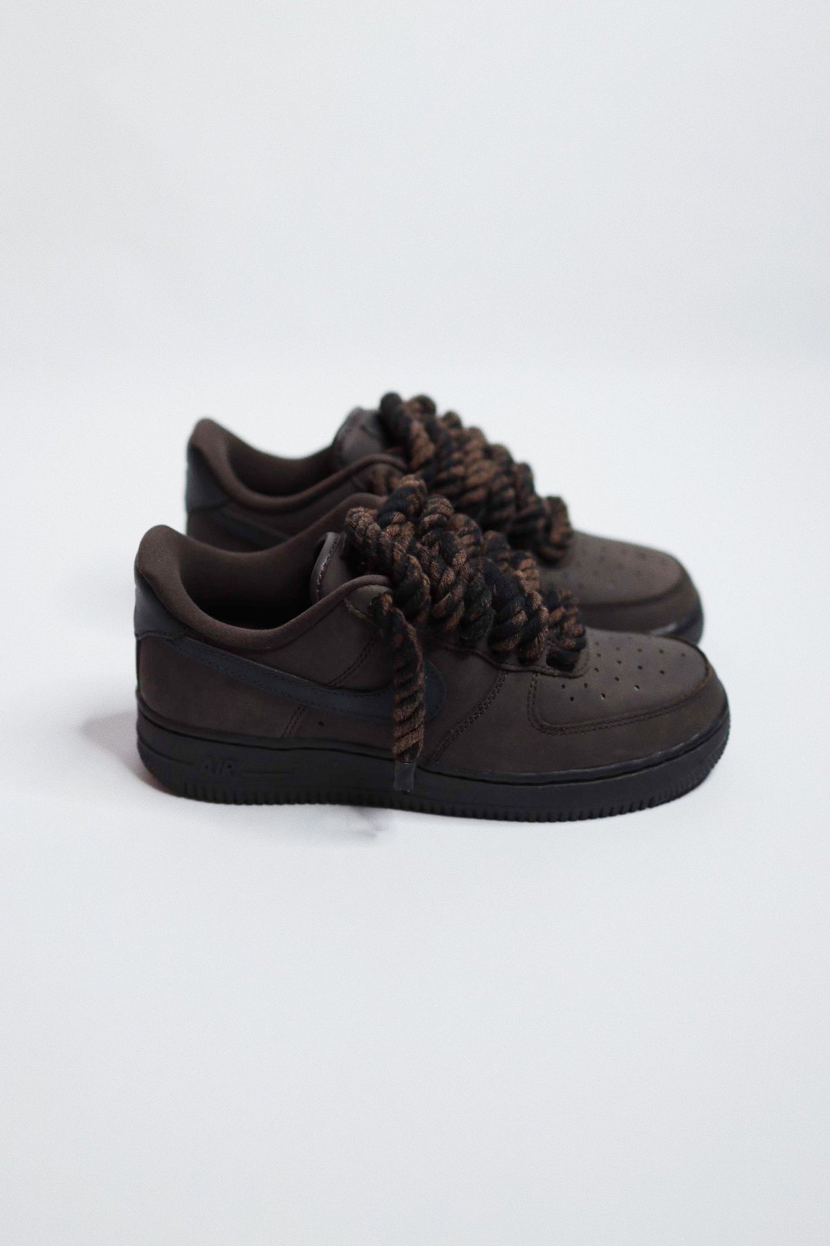 Low-Top Leather Sneaker Grizzly — Sample Pair