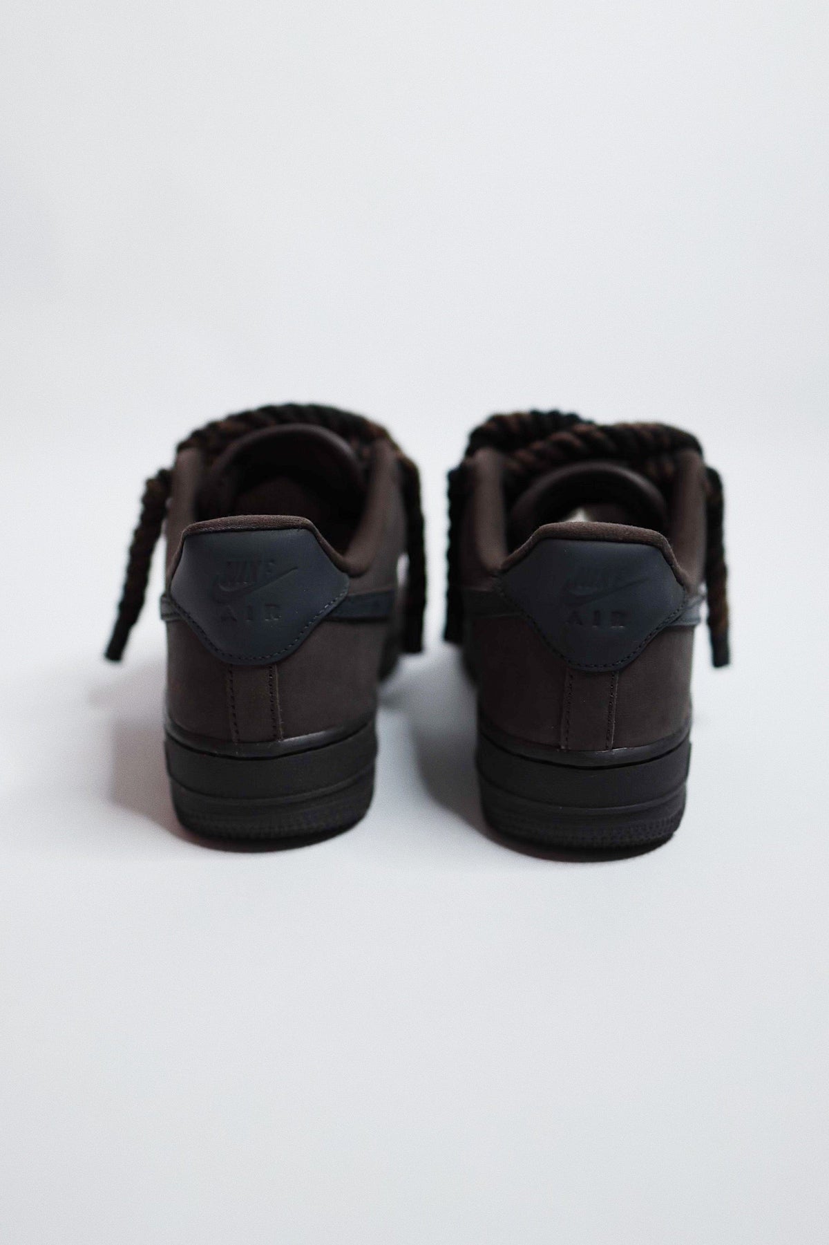 Low-Top Leather Sneaker Grizzly — Sample Pair
